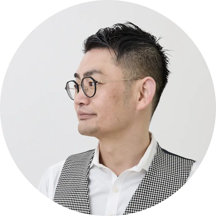 卒業生の菅原様のお写真：夫婦関係のバイオリズム分析家として独立開業。Youtubeでも人気のカウンセラー。