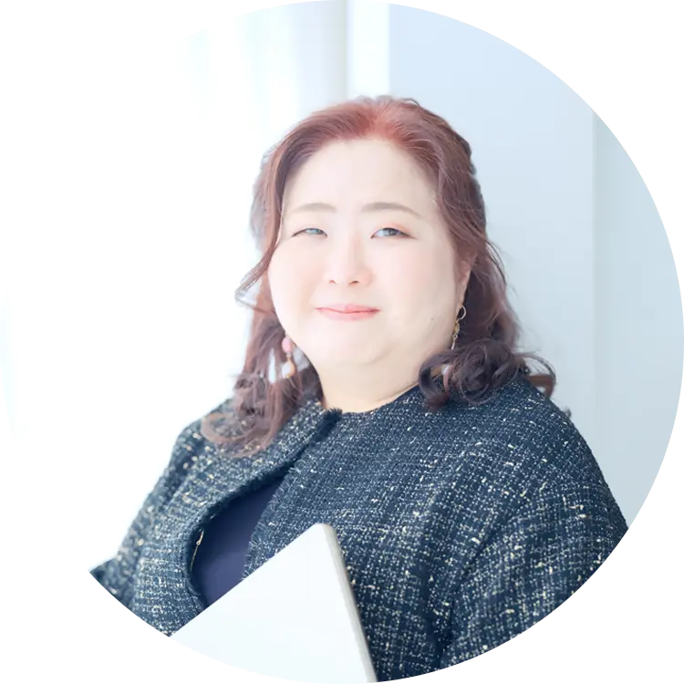 卒業生の山本様のお写真：休職の困難を経てバイオリズム診断を副業に。いきなり100万円超の収入を実現。